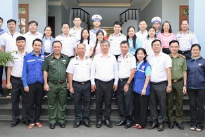 HCMC leaders visit officers, soldiers, residents in Truong Sa Archipelago