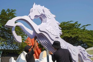 Artisans rush to complete horse mascots for Nguyen Hue Flower Street