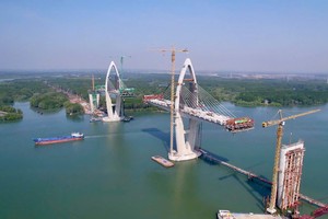 Phuoc An Bridge gradually takes shape over Thi Vai River