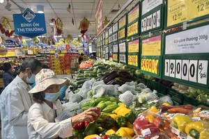 Golden carp, fruit, fresh flowers in high demand ahead of Kitchen God Day