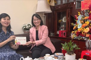 HCMC leaders visit, congratulate outstanding physicians