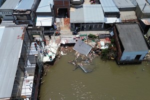 Landslide leaves four houses completely destroyed in Ca Mau
