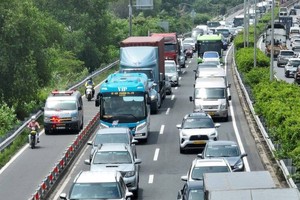 Severe congestion hits eastern gateways of HCMC
