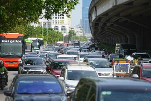Holiday traffic snarls hit Hanoi as Southern expressway flows smoothly