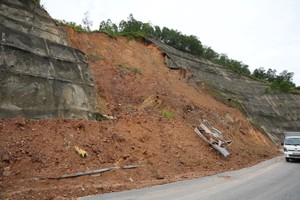 Commuters on edge along access road to La Son–Hoa Lien Expressway