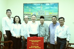 HCMC leaders extend Raya Idil Adha greetings at local mosques