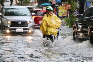 Heavy rain threatens Northern Vietnam as heatwave persists in Central region 
