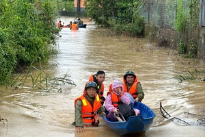 Torrential rain floods Bao Loc, forcing dozens of families to evacuate