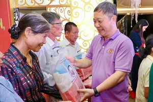 Ho Chi Minh City delegation supports disadvantaged families, students in Hue