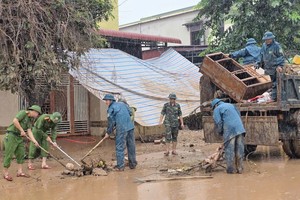 Floodwaters recede, leaving heavy cleanup in Hue, Quang Tri