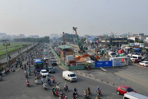 Truong Chinh Street hit by prolonged congestion amid construction barriers
