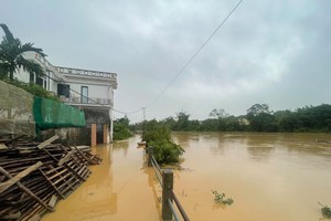 Heavy rain damages dikes, floods thousands of homes in northern Vietnam