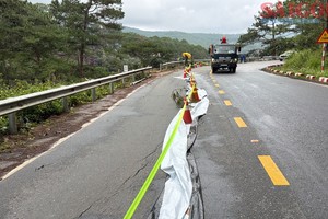 Cracks raise landslide risk on Mimosa Pass in Lam Dong