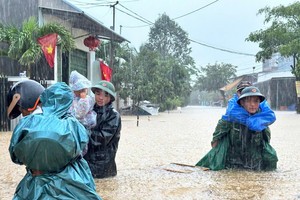 Heavy rain triggers flooding, landslides in central Vietnam