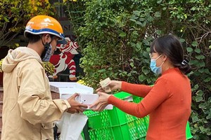 Merchandise delivery for an online transaction in Ho Chi Minh City. (Photo: SGGP)
