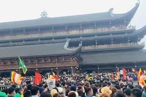 Pilgrims standing in line to wait for ticket to Tam Chuc Pagoda on March 14. (Photo: SGGP)