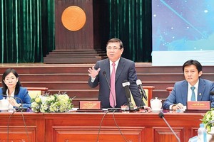 Chairman of HCMC People’s Committee Nguyen Thanh Phong is delivering his speech in the meeting. (Photo: SGGP)