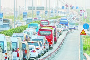 Heavy traffic flow heading to HCMC – Long Thanh –Dau Giay Expressway (Photo: SGGP)