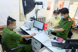 Residents of District 1 are completing the procedure for ID issuance. (Photo: SGGP)