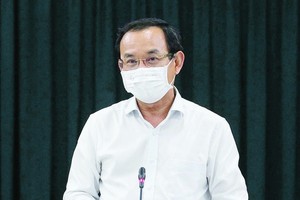 HCMC Party Committee Secretary Nguyen Van Nen is delivering his speech in the meeting with the three districts of Phu Nhuan, Binh Thanh, and Go Vap. (Photo: SGGP)