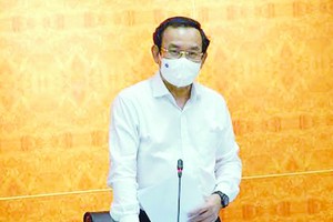 Secretary of Ho Chi Minh City Party Committee Nguyen Van Nen is delivering his speech in the meeting.