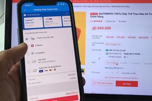 Information leaks in online purchasing is a lucrative chance for cyber criminals to steal personal information of Internet users. (Photo: SGGP)