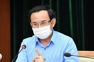 Secretary of HCMC Party Committee Nguyen Van Nen is presenting his speech in the meeting. (Photo: SGGP)