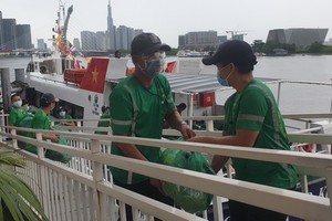 Produce transport from Tien Giang Province to HCMC via a high-speed boat. (Photo: SGGP)