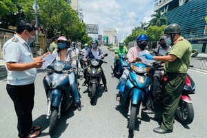 The functional force is checking people at the checkpoint on Nguyen Van Troi Street. (Photo: SGGP)