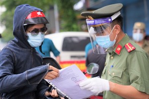 The police are checking necessary documents of traffic users in Hanoi. (Photo: SGGP)