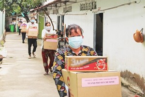 Dwellers in Quarter 7 of An Khanh Ward in Thu Duc City received support packages in the pandemic. (Photo: SGGP)