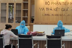 State officials in District 11 are receiving necessary documents for administrative procedures from citizens.