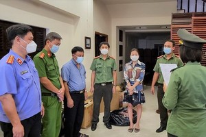 The Investigation and Security Agency under the Da Nang City Public Security Department is reading the decision to prosecute Van Thi Thuy Tien