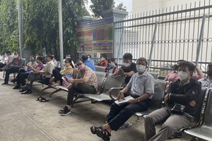 Residents coming to register for a new citizen ID card in Tan Phu District Public Security Division yesterday morning. (Photo: SGGP)
