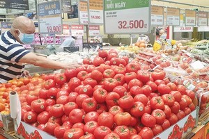 Citizens are shopping in Emart Supermarket in Go Vap District on October 13. (Photo: SGGP)