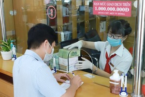Transactions carried out in Agribank – Hoan Kiem branch in Hanoi (Photo: SGGP)
