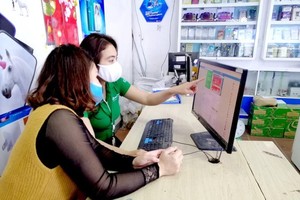 The Covid-19 pandemic has contributed to the change among consumers towards cashless payment. (Photo: SGGP)