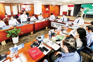 Deputy Editor-in-Chief of SGGP News Nguyen Thanh Loi is delivering his speech in the forum.