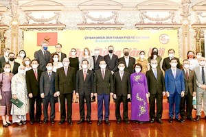 HCMC leaders and leaders of foreign representative agencies in the city. (Photo: SGGP)