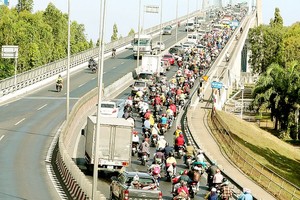 Prolonged slow traffic flow on My Thuan Bridge on February 6. (Photo: SGGP)