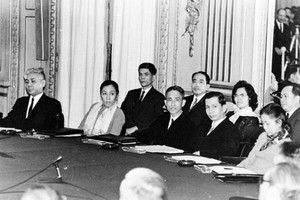 The NLFoSV delegation, led by Tran Buu Kiem (fourth on the left), went to Paris for the four-partner meeting in 1969. (Photo: VNA)