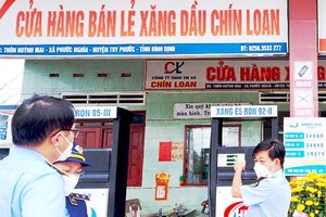 The inspection team of the Market Management Unit of Binh Dinh Province paid an unexpected visit to a local gas station. (Photo: SGGP)