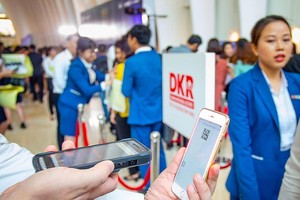 Smart phones now have useful apps to aid people in their daily activities. (Photo: SGGP)