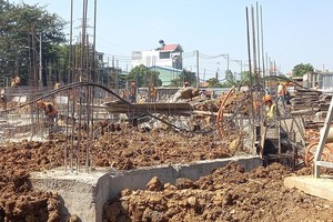The progress of an apartment building project in HCMC is slow due to material price rise