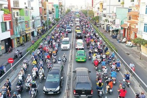 Frequent congestion on Nguyen Van Cu Bridge in HCMC. (Photo: SGGP)