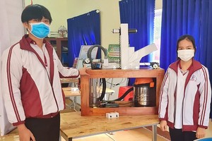 Ha and An are with their invention – the semi-automatic passion fruit juice extraction machine. 