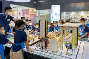 Primary school pupils are studying models displayed in AI Education and Training Center of VNU-HCMC