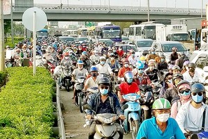National Way No.13 near the Eastern Coach Station witnessed congestion when vehicles after vehicles were rushing back to HCMC. (Photo: SGGP)