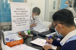 Citizens coming for administrative procedures in Hoc Mon District People’s Committee (Photo: SGGP)