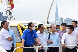 Secretary Nguyen Van Nen and experts, researchers are conducting an inspection on Saigon River. (Photo: SGGP)